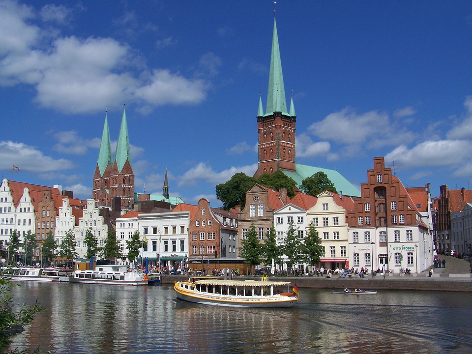 Historische binnenstad van Lübeck met kerktorens en baksteenarchitectuur