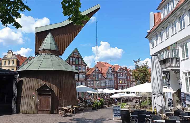 Oude houten havenkraan in Stade aan de historische haven