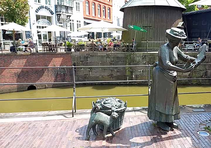 Beeld van Mutter Flint in Stade